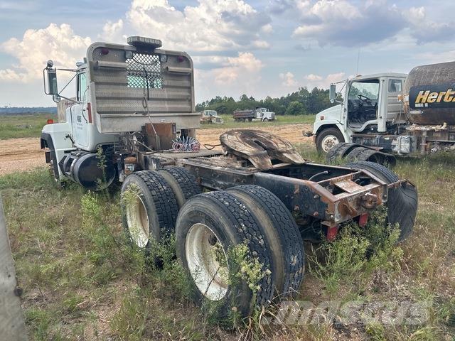 Mack RD688S Sadulveokid