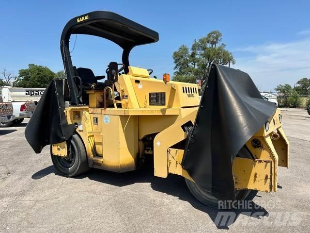 Sakai GW750 Pneumorehvidega rullid