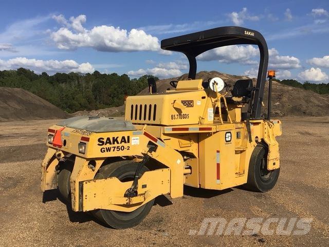 Sakai GW750-2 Pneumorehvidega rullid