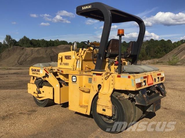 Sakai GW750-2 Pneumorehvidega rullid