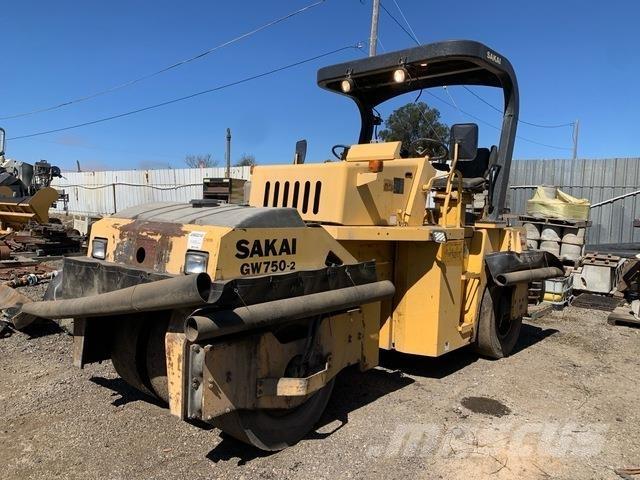 Sakai GW750-2 Pneumorehvidega rullid