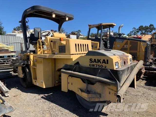 Sakai GW750-2 Pneumorehvidega rullid