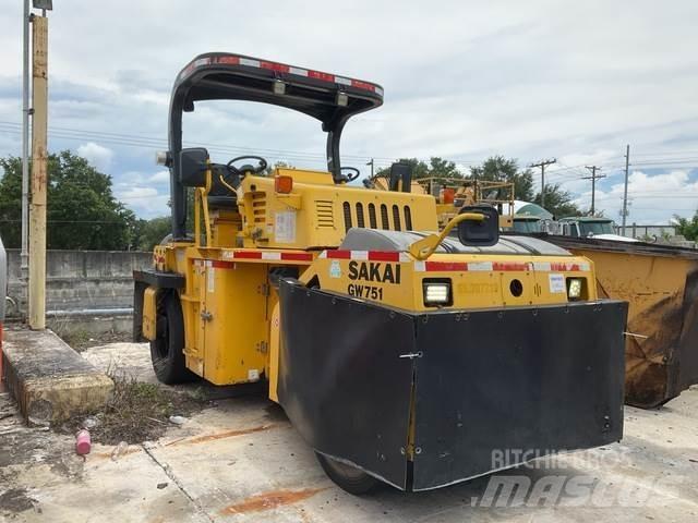 Sakai GW751 Pneumorehvidega rullid