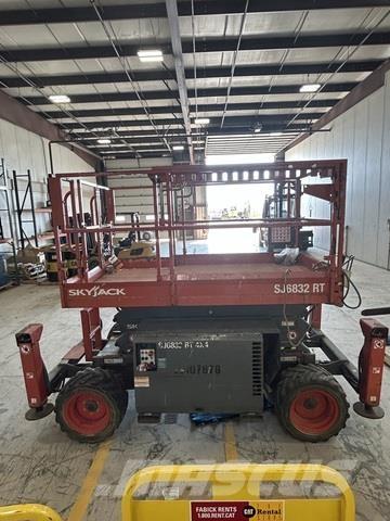 SkyJack 6832RT Käärtõstukid