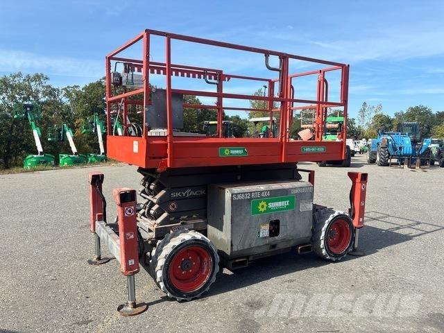 SkyJack 6832RT Käärtõstukid