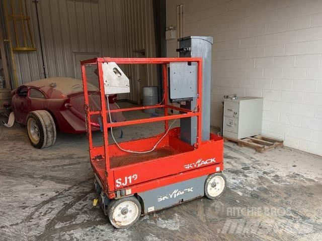 SkyJack SJ12 Vertikaalsed mast tõstukid