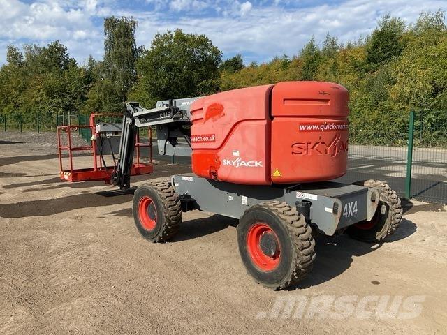 SkyJack SJ46AJ Iseliikuvad poomtõstukid