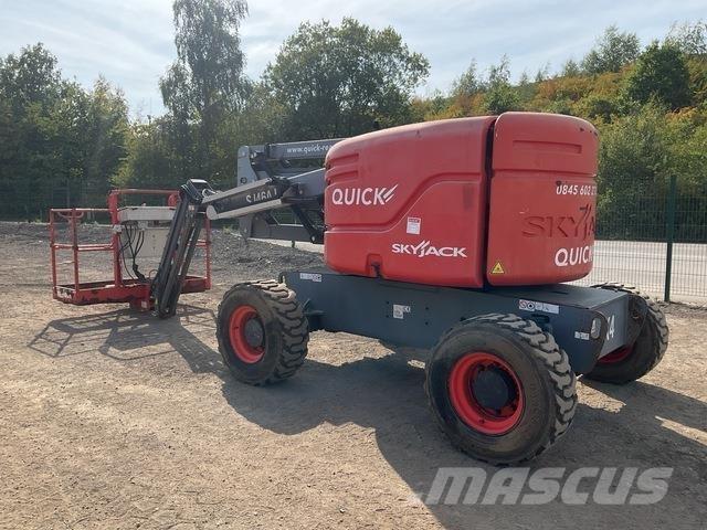 SkyJack SJ46AJ Iseliikuvad poomtõstukid