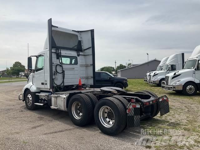 Volvo VNL 300 Sadulveokid
