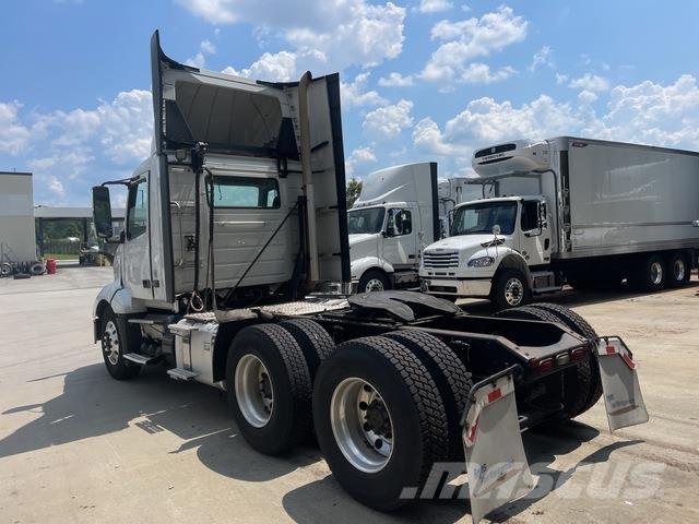 Volvo VNL300 Sadulveokid