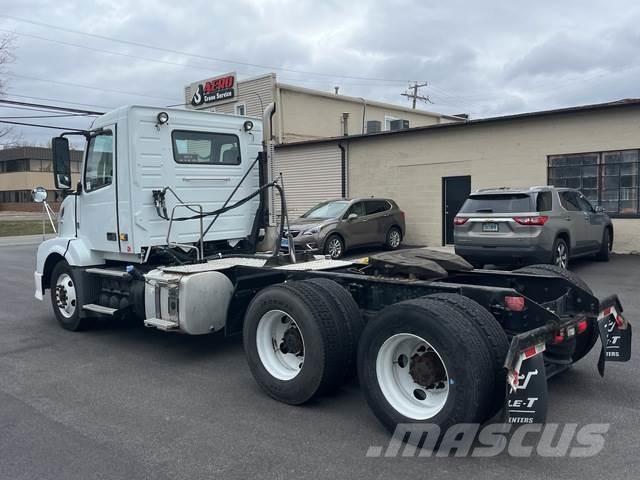 Volvo VNL64T Sadulveokid