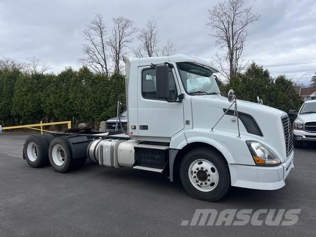 Volvo VNL64T Sadulveokid