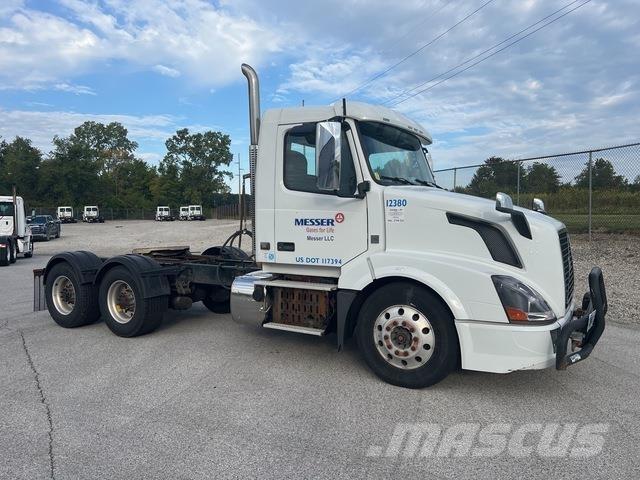 Volvo VNL64T Sadulveokid