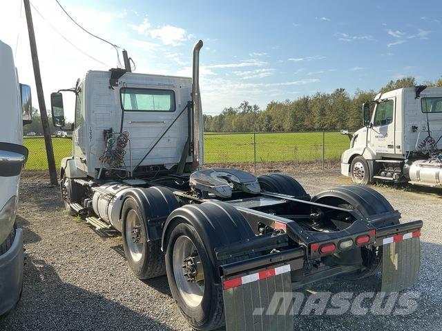 Volvo VNL64T Sadulveokid