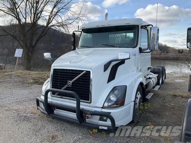 Volvo VNL64T Sadulveokid