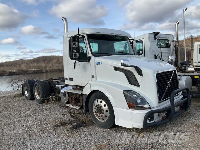 Volvo VNL64T Sadulveokid