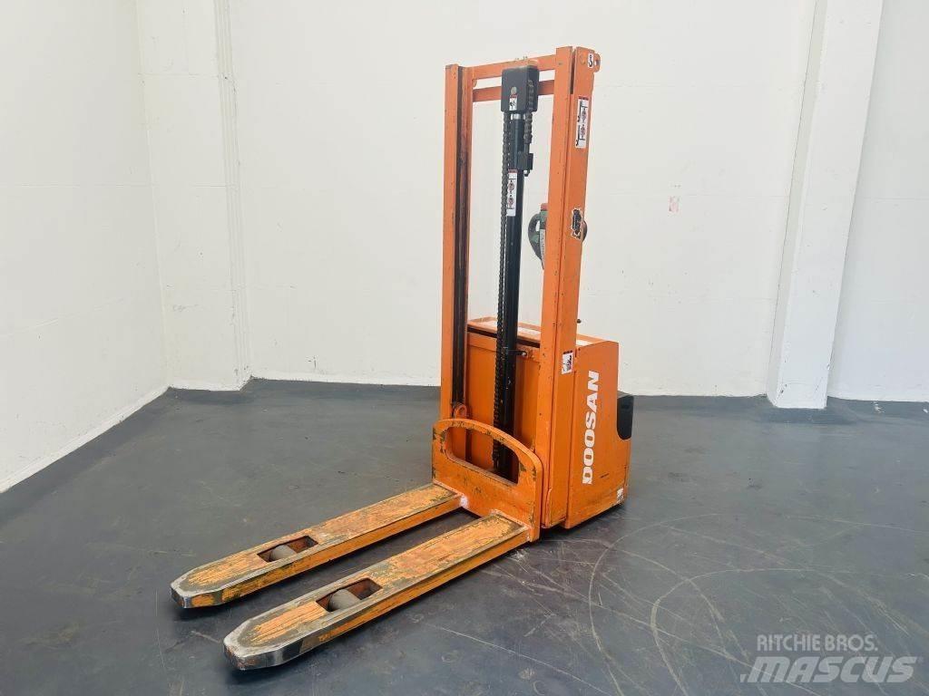 Doosan LEDS12.5C Järelkäidavad virnastajad