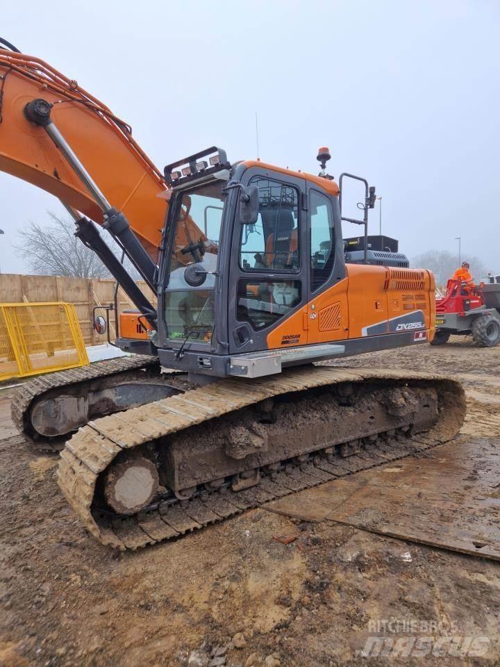Doosan 255-5 Roomikekskavaatorid