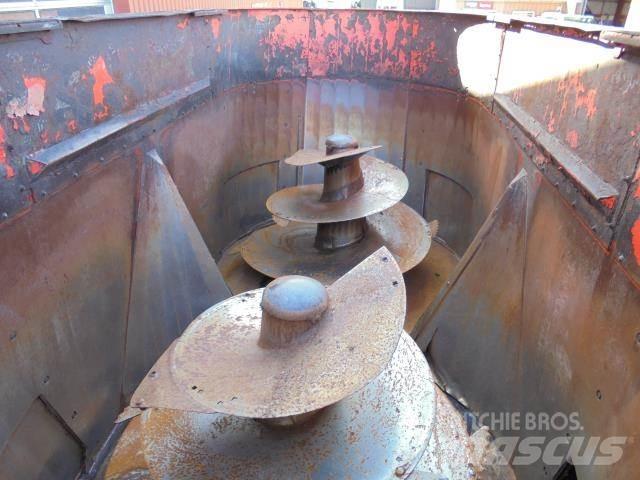 Kuhn 45 M3 Loomasööda vagunid