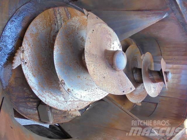 Kuhn 45 M3 Loomasööda vagunid