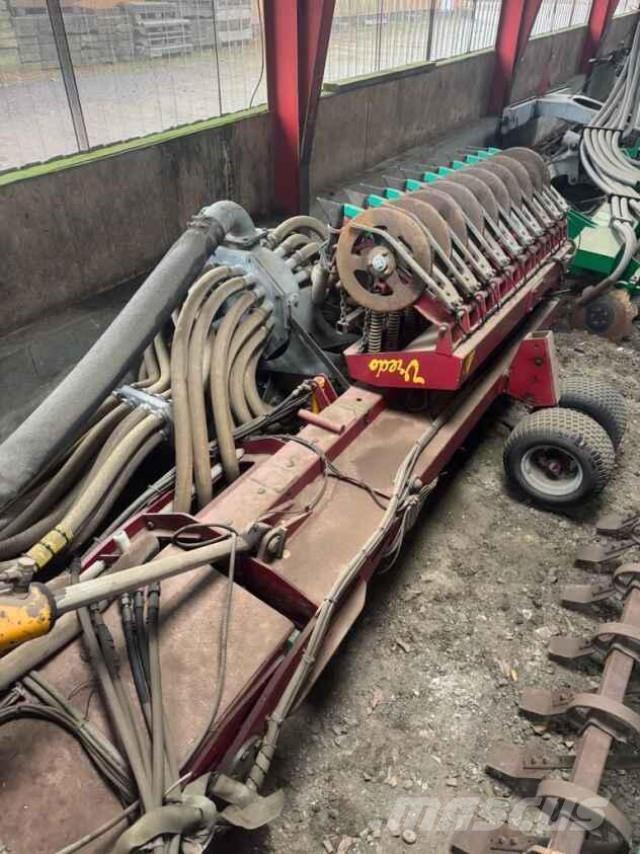 Vredo 12 Väetisekülvikud pihustiga