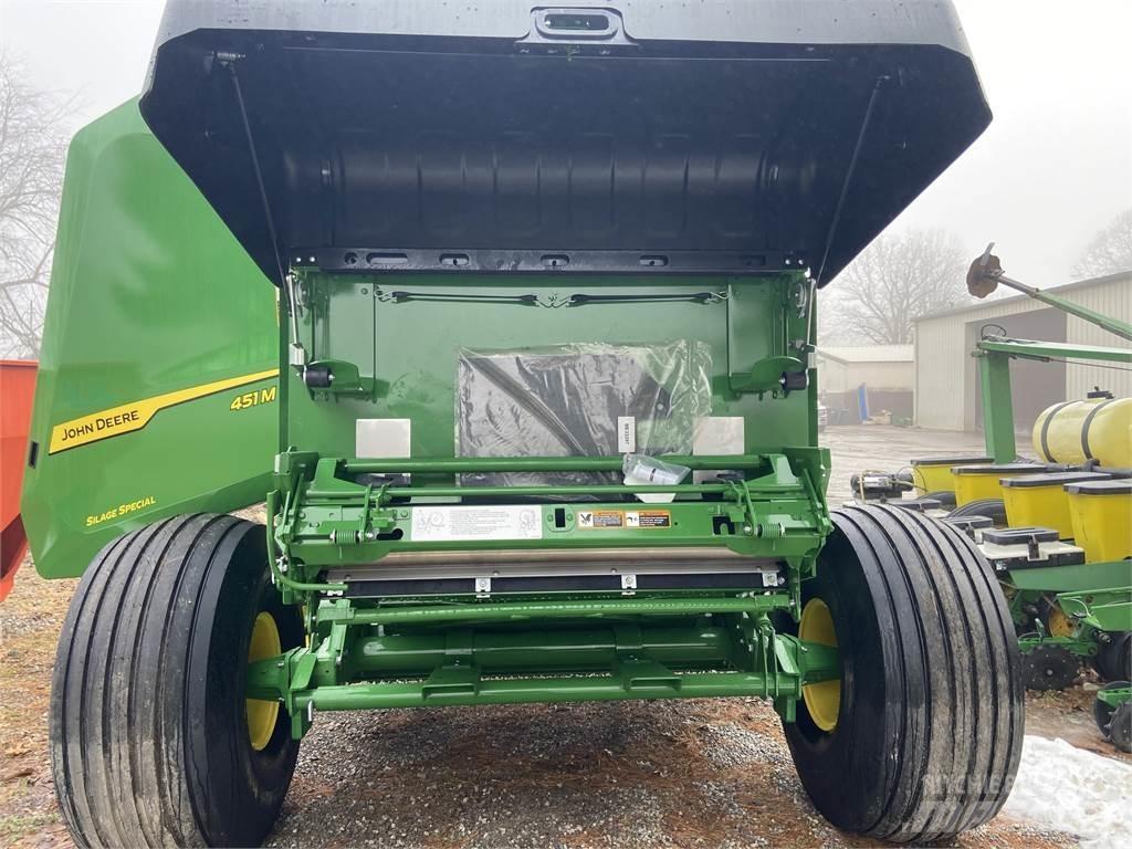 John Deere 451M Ruloonpressid