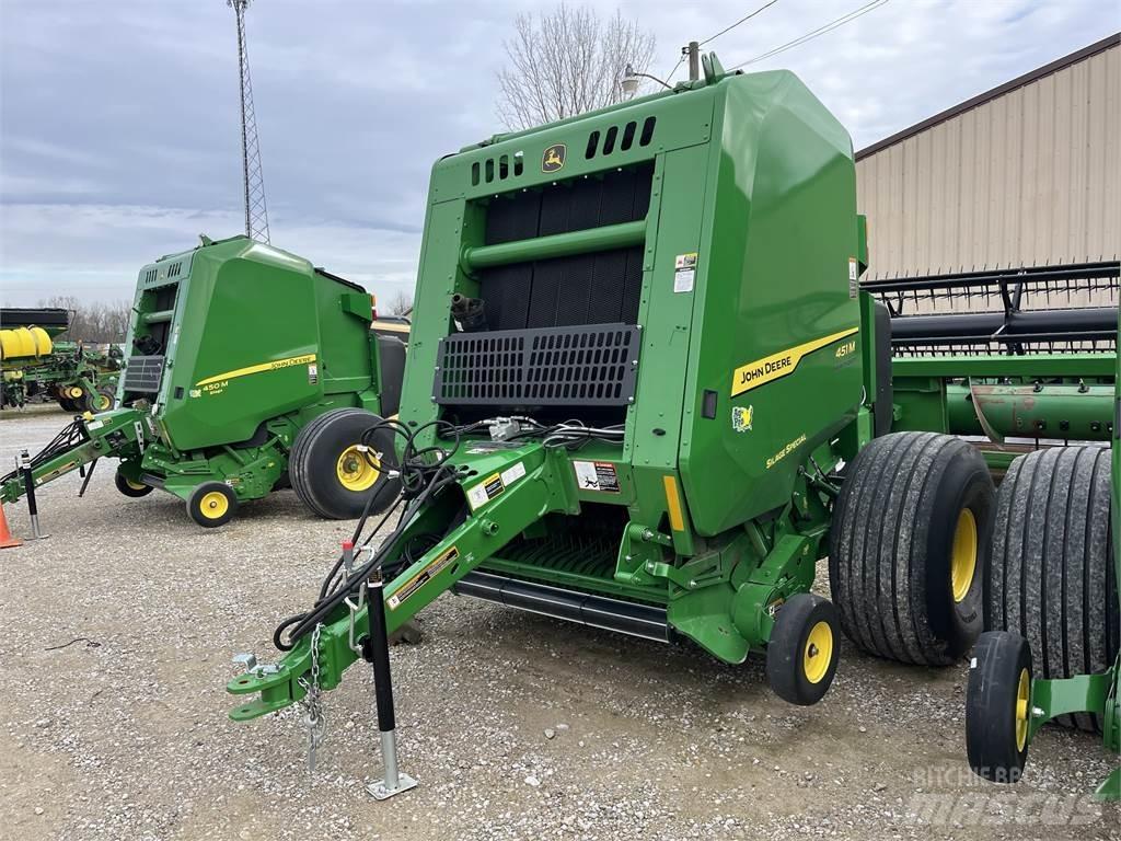 John Deere 451M Ruloonpressid