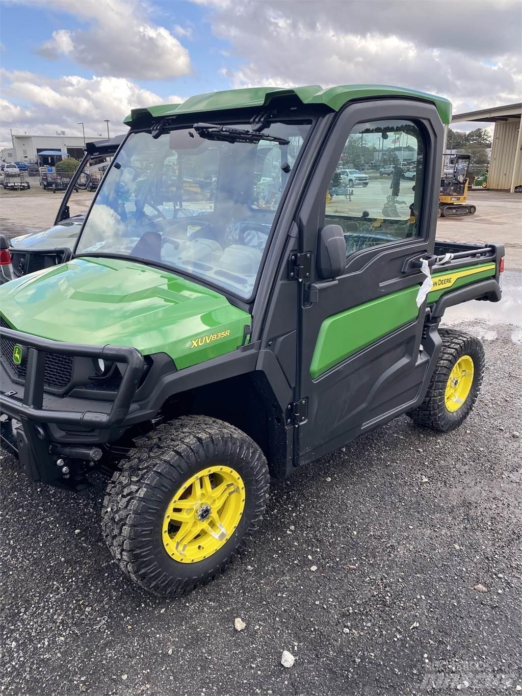 John Deere 835R Kommunaalteenuste tehnika