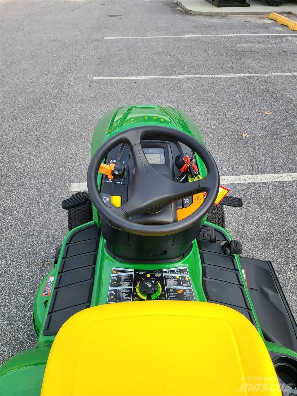 John Deere X330 Kompakttraktorid