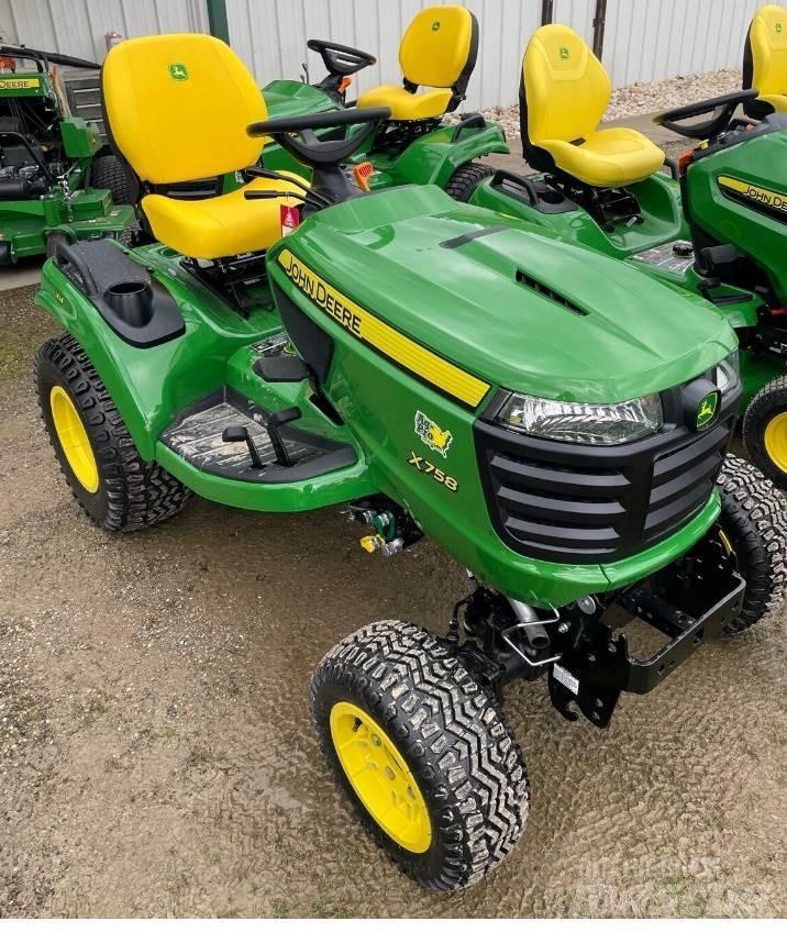 John Deere X758 Kompakttraktorid