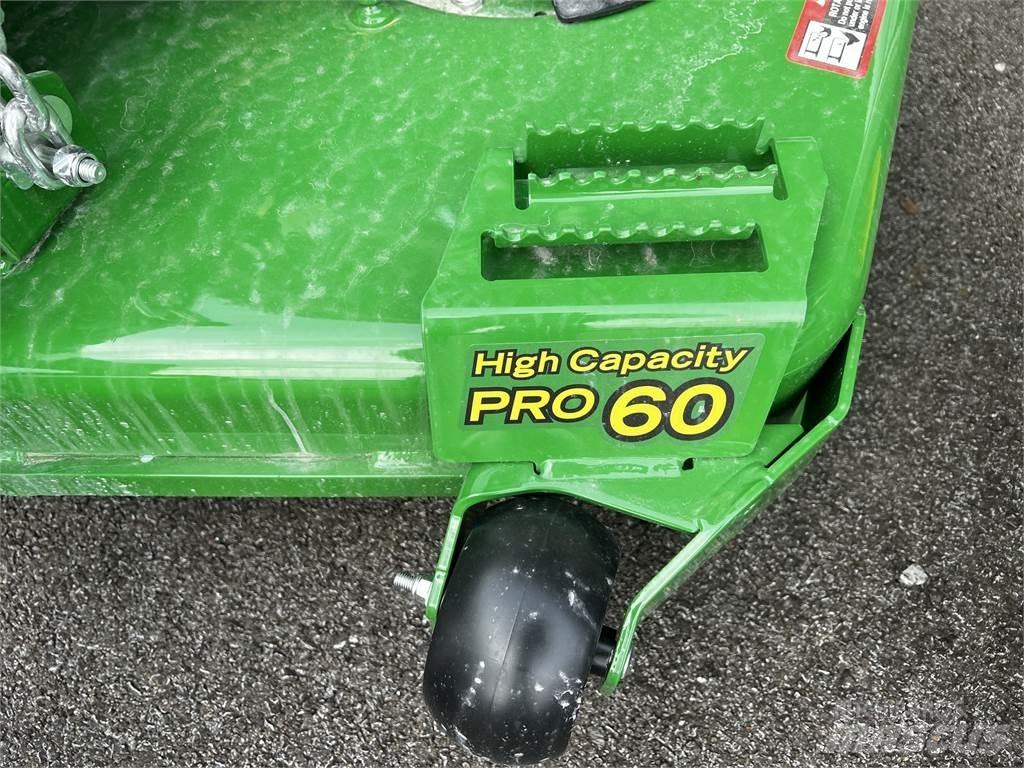 John Deere Z720E 0 - pöörderaadiuse niidukid