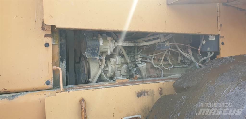 CASE 921 B Rataslaadurid