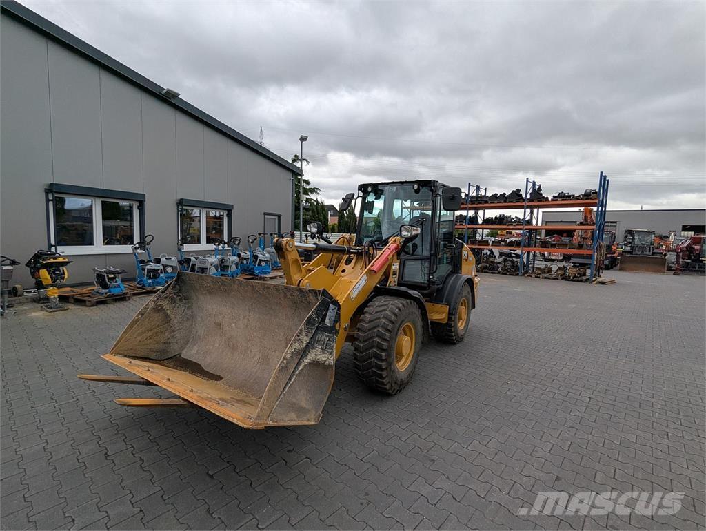 CAT 906 Rataslaadurid