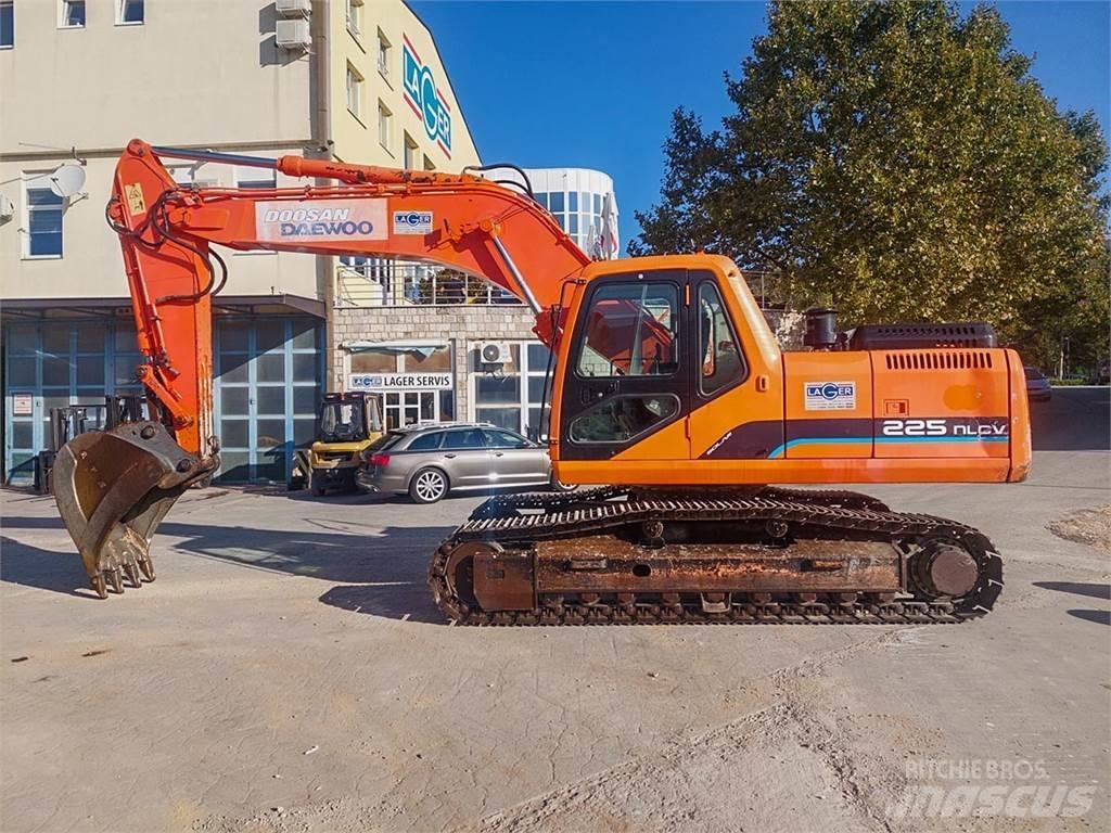 Doosan SOLAR 225NLC-V Roomikekskavaatorid