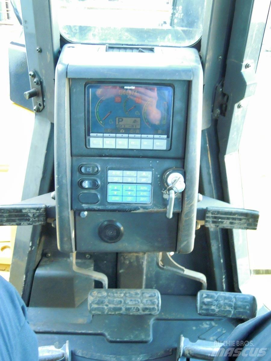 Komatsu D155AX-6 Buldooserid