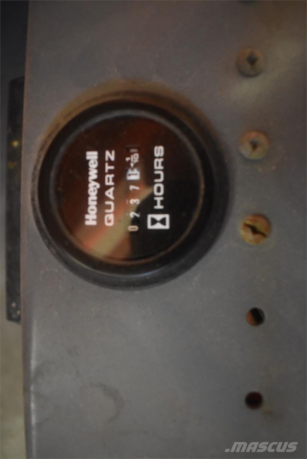 SkyJack SJ-III 3220 Iseliikuvad poomtõstukid