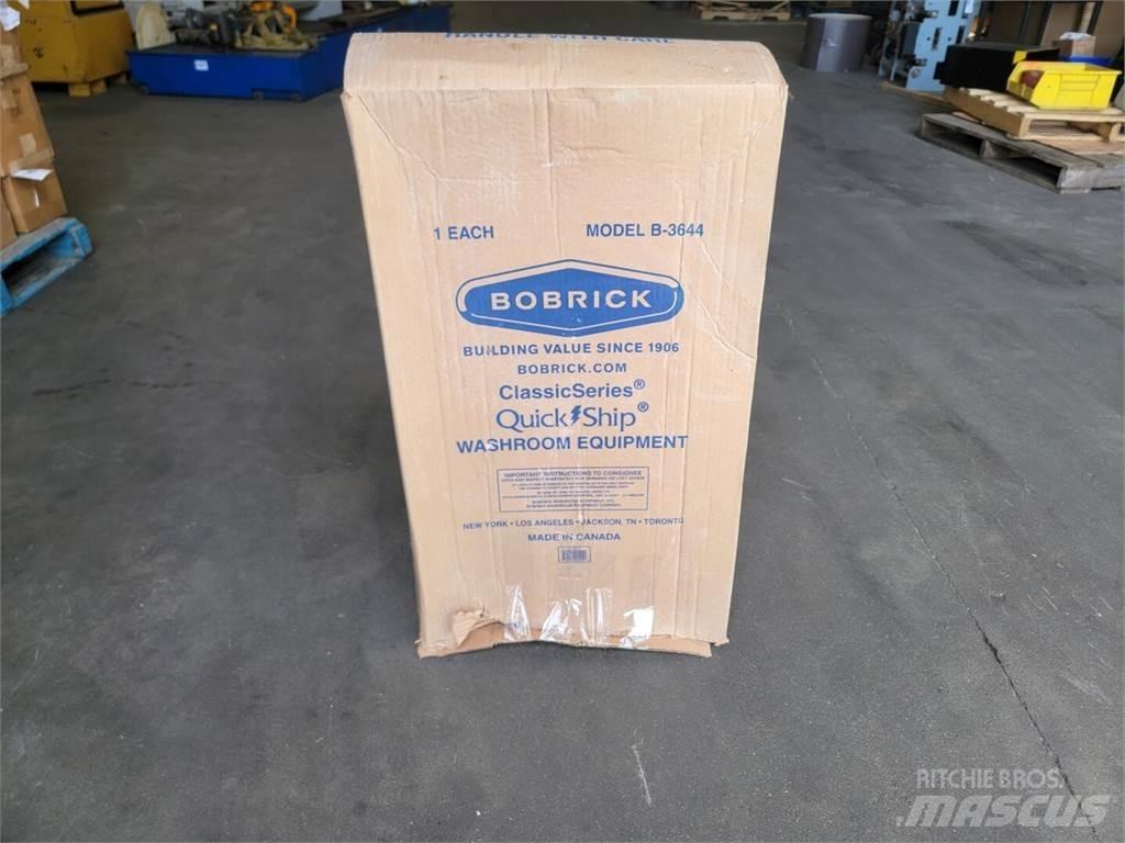  BOBRICK B-3644 Kaubaaluse laiused konteinerid
