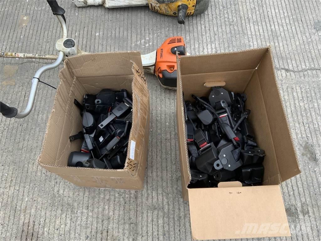  2 Boxes Of Seat Belts Muud põllumajandusmasinad