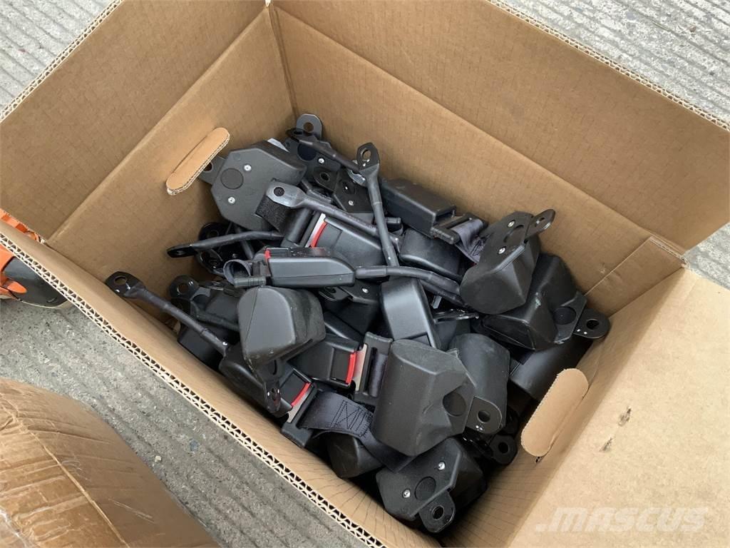  2 Boxes Of Seat Belts Muud põllumajandusmasinad