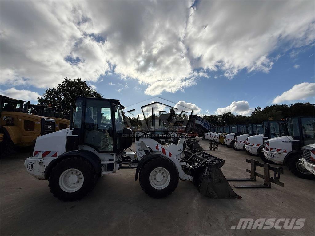 CAT 908M Rataslaadurid