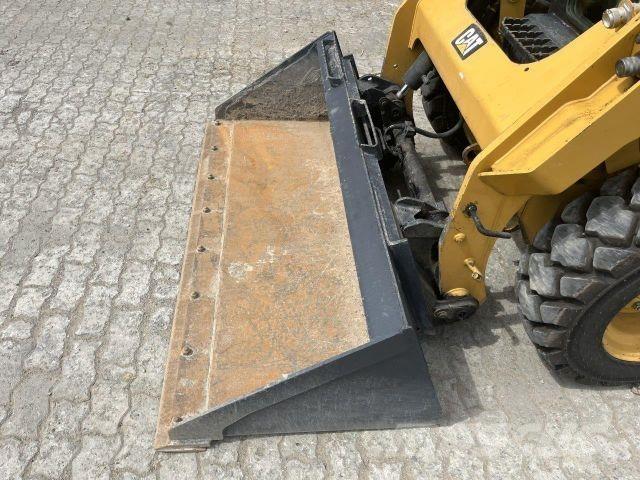 CAT 242D Muu