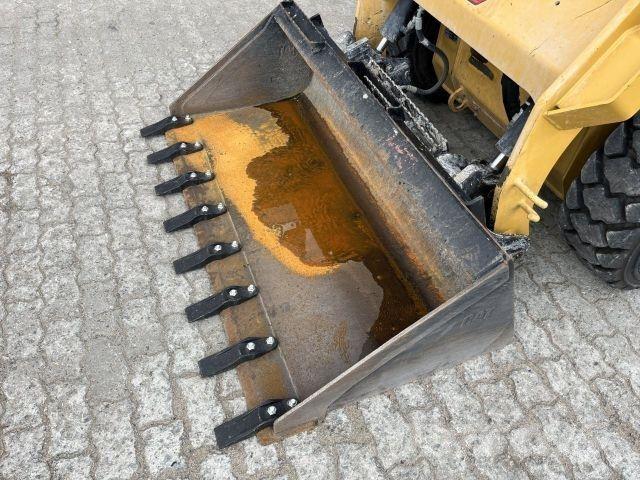 CAT 242D3 Muu