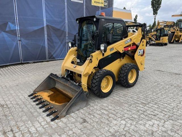CAT 242D3 Muu
