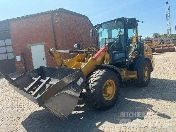 CAT 906 Rataslaadurid