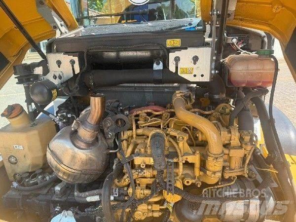 CAT 906 Rataslaadurid