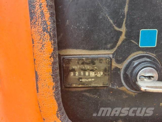 JLG 450 AJ - Iseliikuvad poomtõstukid