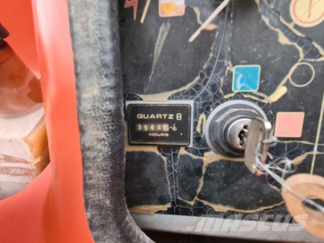 JLG 450 AJ - Iseliikuvad poomtõstukid