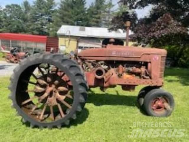 Farmall M Tractor Muu