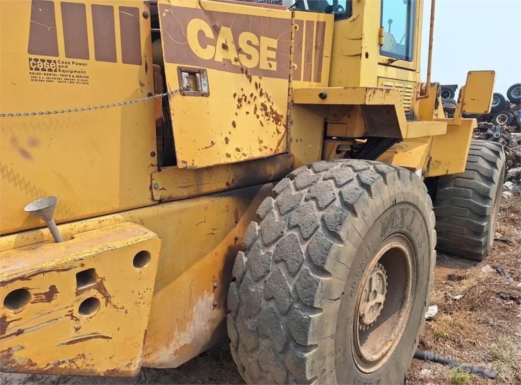 CASE 621 Rataslaadurid