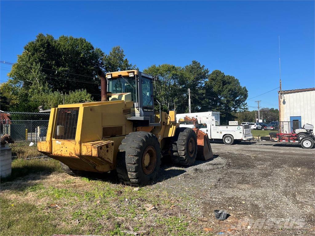 CASE 821C Rataslaadurid